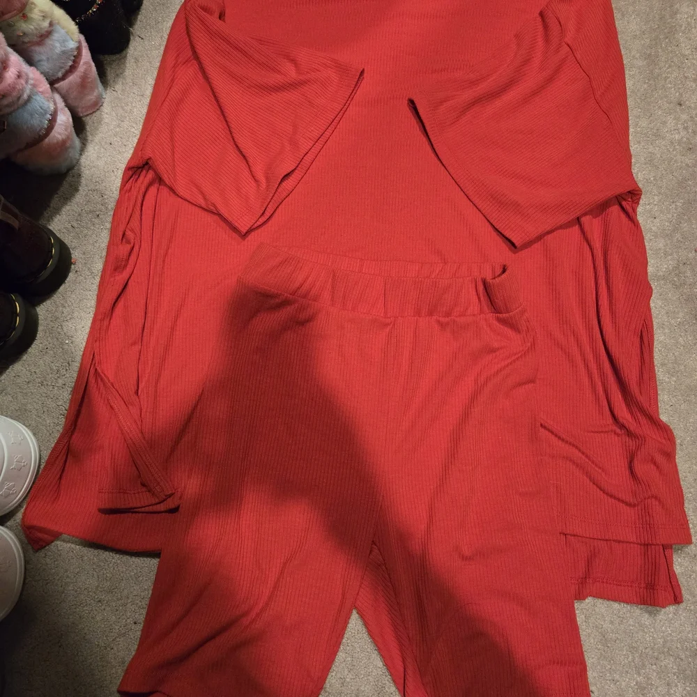 Red Ribbed Lounge Set - Picture 1 of 3